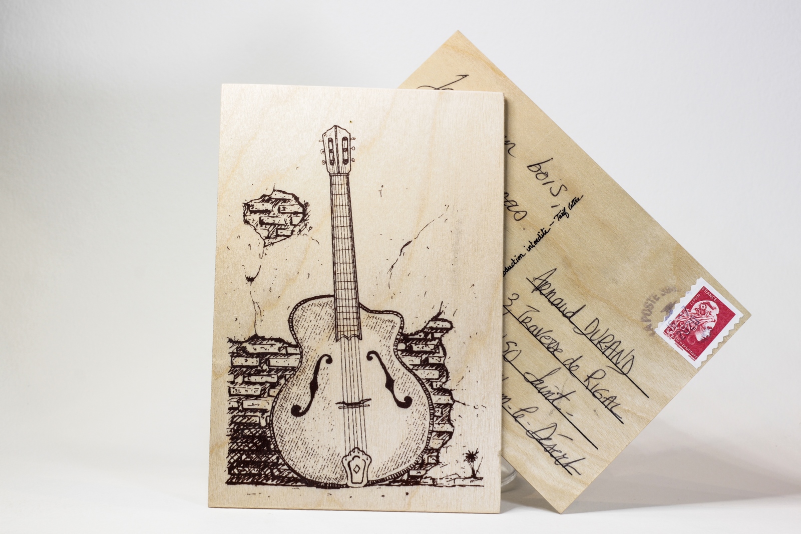 carte postale en bois-dude-guitare-saint guilhem-le desert-editions limitees
