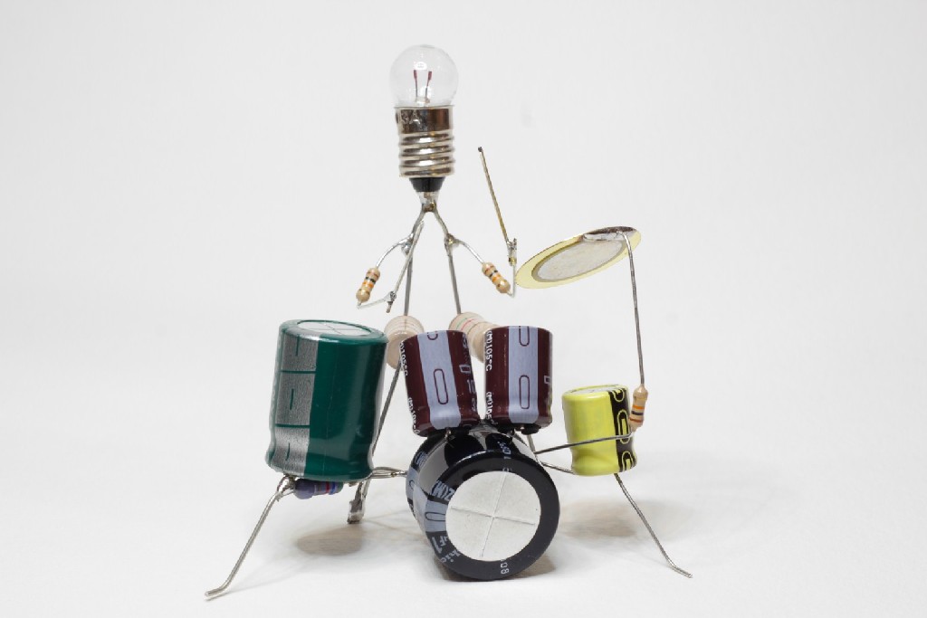 sculpture electronique-batterie-1-l'ilot-saint-guilhem-le-désert